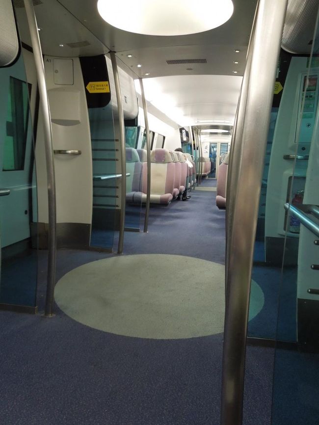 香港駅からはAELに乗って、帰ります。<br />車内はこんな感じ〜〜〜<br /><br />ヨーロッパの鉄道っちくです。