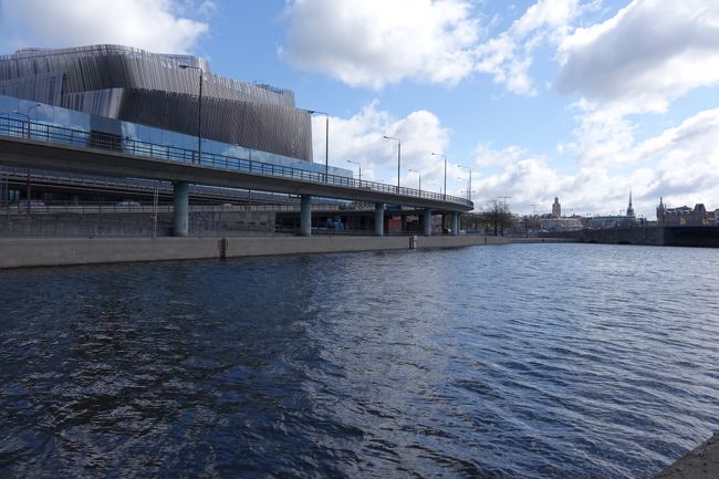 ターミナルの外にでてみました。風は強いですが漸く晴れて来ました。