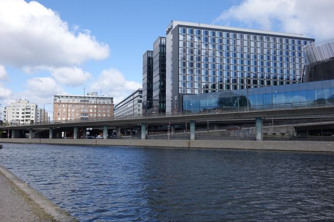 ストックホルムもメーデーの休日で人通りが少ないです。高速道路が走っていてヘルシンキよりも都会の感じがします。