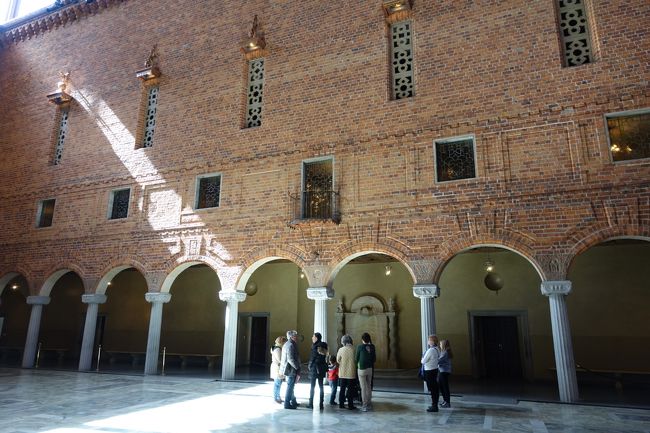 ここがノーベル賞の晩餐会が開かれる青のホールです。