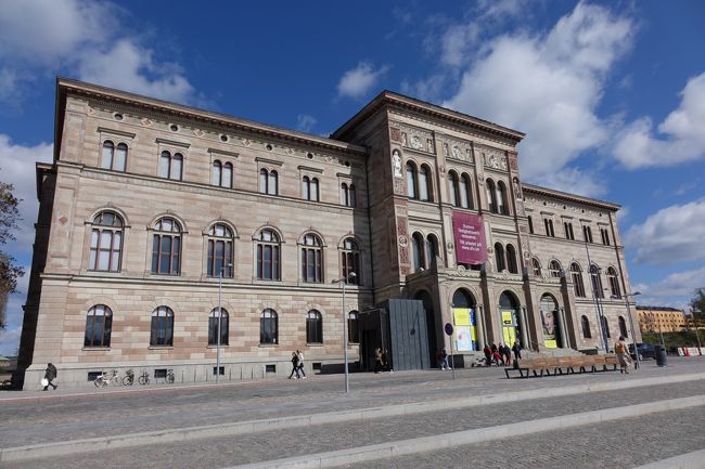 国立美術館まで歩いてきたのですがなんと工事で休館中でした。