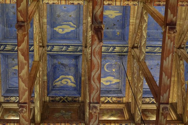 議場の天井はこんな奇麗なブルーなんです。素敵！