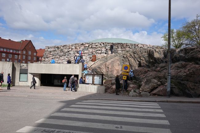 ホテルをチェックアウトして荷物を預けて市内探索にでました。テンペアウキオ教会に来ました。