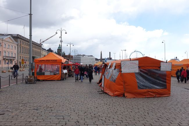 オレンジのテントがたくさん並んでいます。