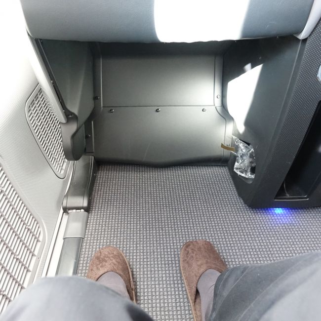 帰りもビジネスクラスです。この便はとても空いていて窓際が開いていたので移動しました。