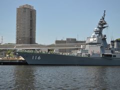 この日はたまたま「よこすかYYのりものフェスタ2014」が開催されていて、横須賀港周辺はかなりの人手でした。ヴェルニー公園の脇には、海上自衛隊の護衛艦「てるづき」「ゆうぎり」が一般公開されていました。これはDD-116、「てるづき」です。沢山の人が見学で船上にいて、私達に向けて手を振る人もいました。O君が気づいて手を振り返していたので、私も真似して手を振っちゃいました（*´▽｀）