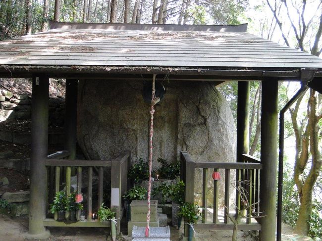 ほうそう地蔵の保護のため奈良市が屋根を付けたそうです<br />疱瘡よけを祈願して彫られた地蔵立像ですが、正長の土一輝に勝利した農民の碑文が刻まれているのでも有名