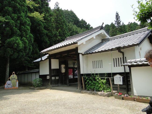 柳生藩小山田主鈴の旧邸。小山田主鈴は岩代国福島県の出身だが、江戸の柳生藩に仕え、江戸から奈良に移り、柳生藩財政の立て直しに成功し、この地に新邸を営んで余生を送った。<br />作家の山岡荘八が家老屋敷を買得、しばしば滞在し、大河ドラマ「春の坂道」の原作もこの屋敷でその想を練ったものといわれる。(パンフレットより)