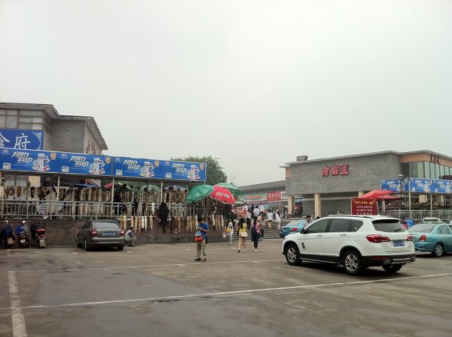 こちらかなと適当にあたりをつけてぶらぶら<br />案内板に兵馬俑博物館への方向が出ていたのですが、チケット売り場は全然違う方向を指してます<br />とりあえず、案内板の指示の方に歩いてみると