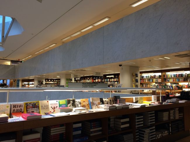 アカデミア書店の２階です。何か落ち着く。。