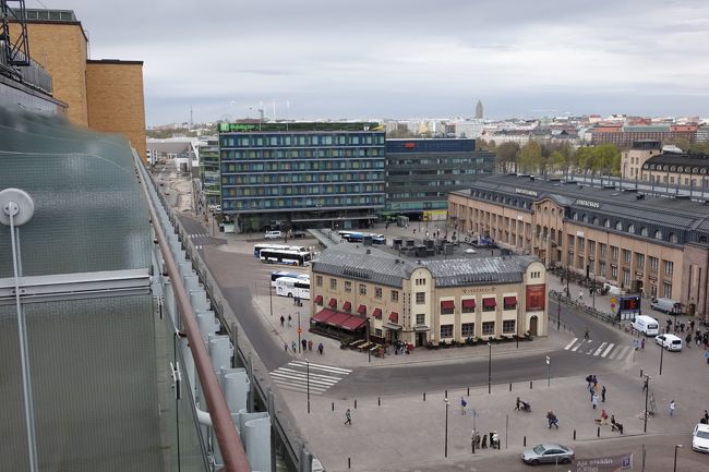 隣りの部屋との境は硝子で仕切られています。