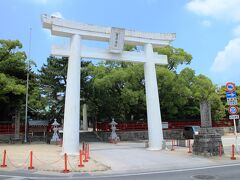 現在はお城風トイレが建てられているとは言え、ここが唐津城時代のメインストリートであったことは間違いありません。

この道をまっすぐ進むと、道は実は唐津神社の大鳥居に続く表参道であることが分かります。

