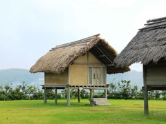 次の目的地は壱岐市立一支国博物館。

開館の９時までまだ少し余裕があるので、原の辻遺跡に寄ることにしました。

観光バスが一台停まっており、復元された建物には集団が群れています。

原の辻遺跡は、魏志倭人伝に記載される「一支国」の王都ではないかと見られています。

国の特別史跡に指定される３つの弥生時代の遺跡の一つで、出土品の千点以上が国の重要文化財に指定されています。

最も高い場所は、祭祀など重要な行事が行われていた場所なのでしょう。

祭器の倉や食料の倉が置かれています。
