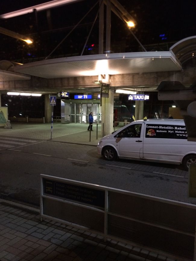 ２３時過ぎにヘルシンキバンター空港につきました。Finnairバスで中央駅に戻ります。バス停がわからなくてちょっと焦った。こんな夜遅くでも安心なのがヘルシンキのいい所です。