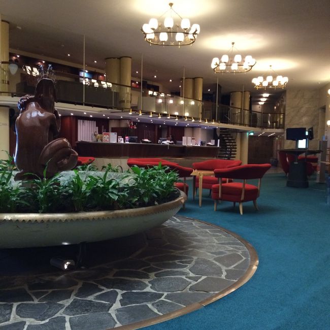 ソコスバークナホテルのロビーでバスの時間まで時間調整します。