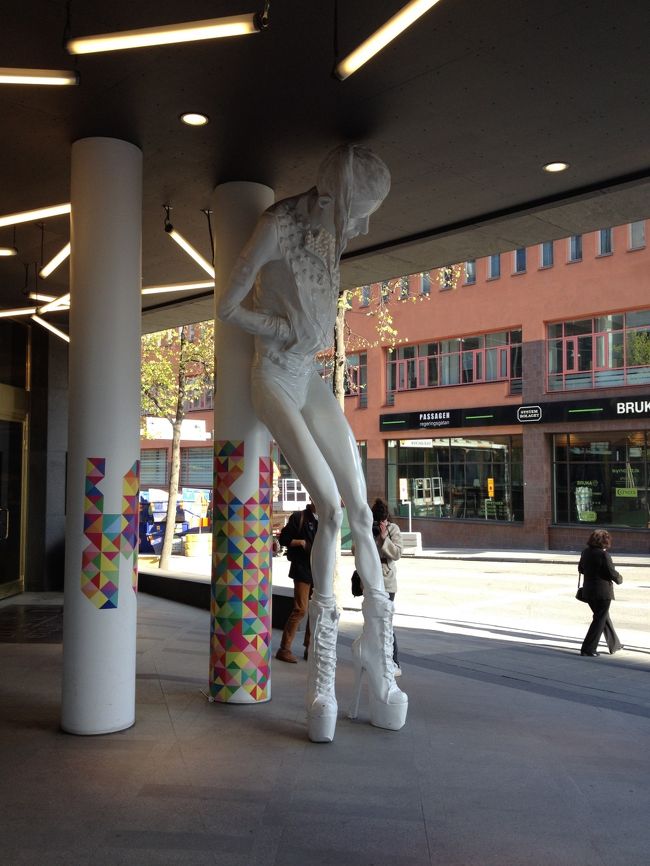 途中にMoodというショッピングモールがありました。入り口が変わっている。