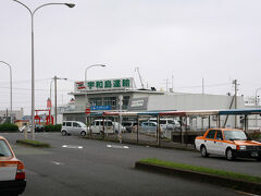 北浜からバスに乗ること10分弱、昨日も下り立った別府観光港に到着です。今の時刻は9時ちょうど、八幡浜から到着するあかつき丸は9時10分着なので既に沖に見えてきているかな・・・と思ったけれども、あれ？