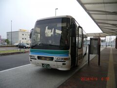 東予港から30分たらずで、新居浜駅に到着しました。

このバス、沖縄で見たような…
前作の日本縦断の時に乗った、沖縄のやんばる急行バス…今乗った、愛媛県のせとうちバスで使っていた車両をそのままのカラーで使っていたんですね。

これから、レンタカーで四国遍路に出発です。

つづく！