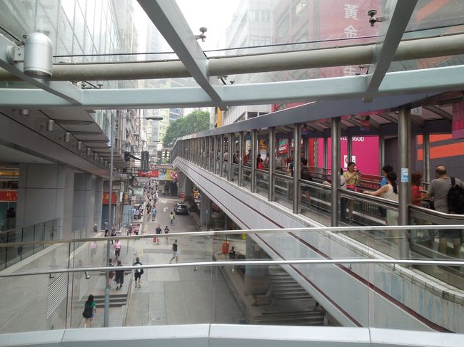 【２日目】<br />朝から昼過ぎまでのマカオ編は下記へ。<br />https://ssl.4travel.jp/tcs/t/editalbum/edit/10898071/<br /><br /><br />帰ってきて、とりあえず世界一長いエスカレータを昇ってみます。<br />途中に西欧人が多く居たパプみたいのがありました。<br />次回来る機会があったら行ってみたいと思います。