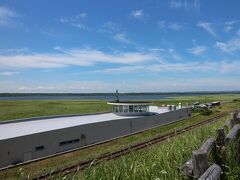 原生花園駅。
かつてＳＬが走っていたときには、煙突から出る煙とともに火の粉が舞って、火事が多かったらしい。それがなくなったら、花がすっかり消えたという。現在は実験的に野焼きをやって、いい結果が出ているという。