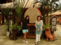 読谷村　「琉球村」
私は２度目　娘と妹は初です。
琉球の村　古民家が立ち並ぶエリアは入場料が必要ですが　
屋内のイベント広場までは無料です
無料のエリアだけでも　結構たのしめますよ。