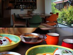 今朝は早起きで朝食は朝の5時台。

時刻はまだ11時すぎだが、沢山歩いたので空腹感はマックス。
お昼と云うにはまだ早いが、カフェで昼食休憩とする。

立ち寄ったのは若宮大路通り沿いの小さなカフェ、Five Cafe + Depo(ファイブカフェ　プラス　デポ)。
ガラス張りの店内は明るく、気持ちいい。
火照った体にひんやりとしたエアコンの空気。
冷えすぎないところがポイント高し！

お勧めのゴロゴロ野菜のアウトドア・カレーをオーダー。
豆ごはんとカレーのランチ、美味しくいただいた。
