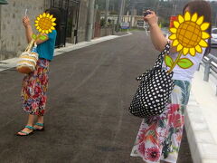 撮影中の姉妹（笑）　同じポーズを笑いながら...撮影する娘