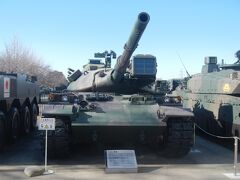 屋外には戦車が展示されている。
これは７４式戦車。