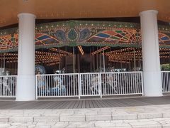 「メリーゴーラウンド」。

サンフランシスコの木馬専門店で制作され、木馬をはじめ床も天井も全部木製だそうです。

夜には４万個のイルミネーションが美しいらしいが・・・。

テレビドラマやＣＭのロケに使われたことがあるそうで、最近では、上野樹里主演のＴＢＳ連続ドラマ「アリスの棘」（アリスのとげ）の6月13日放映の最終回分のロケをしたようです。
（私は、ドラマは韓ドラしか観ないので知りませんでしたが・・・）
