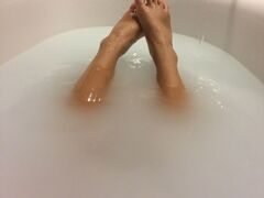 こんな感じに　小さな泡でお湯が乳発色になります。
大学に行っても、陸上部（短距離）所属の娘の足
走るの引退したら　少しは白くなるかな....