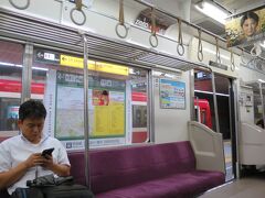 泉岳寺駅で。反対側は快特の三崎口行。2ドアの車両です。京急の車両の方がいいかな？