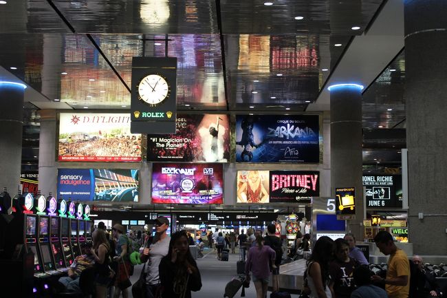 ラスベガスマッカラン国際空港へ到着。<br /><br />エアポートシャトルでホテルへ向かいます。<br />往復のシャトルチケットを買いましたが、帰りはタクシーの方がいいかも。<br />私たちのホテルは一番最後に到着。