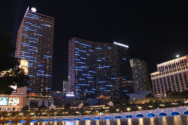 ホテルはコスモポリタン<br /><br />ベガスでは珍しくベランダがあるホテル。<br />インテリアがおしゃれです。<br />隣がベラッジオなのでファウンテンビューのお部屋もあります。<br />