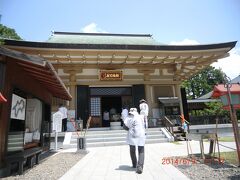 11:10
新居浜から高速道路を経由し、宇和島辺りは綺麗な海岸線を見ながら、休憩なしで2時間50分、ひたすら走りました。

四国霊場第40番:観自在寺です。
大同2年(807)平城天皇の勅願所として弘法大師が開基。古くは七堂伽藍が整っていたが火災にあい、昭和39年に再建。伊予最初の札所で、ここから“菩提の道場”に入る。第１番から最も遠い寺です。
素泊まり4000円の宿坊もあります。

40番:観自在寺
愛媛県南宇和郡愛南町御荘平城2253-1
Tel 0895-72-0416

☆新居浜駅から松山道〜国道56号を経由して、190キロ。約2時間50分。