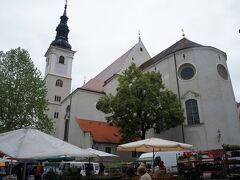 聖ヴィートの教区教会（Pfarrkirche St. Veit）とプファル広場（Pfarrplatz）