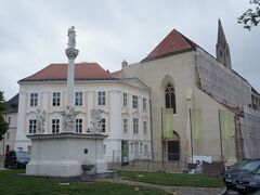元修道院のクレムス博物館（Museum Krems）とマリア柱（Marian column）と穀物市場（Körnermarkt）