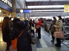 集合場所のミュンヘン中央駅スタバ前は、前々日に駅を使ったついでにチェック済み。
心配して損するくらい、とても分かりやすい場所です。

日本人のガイドさんが、ツアー名を書いた紙を持って出欠を取ってます。
さすが日本人というべきか、時間までに全員集合。

これから大型の観光バスに乗って、ノイシュヴァンシュタイン城のあるシュバンガウへ向かいます。
参加者は、若い女性の少人数グループや一人旅の方、母娘が多く、男性は数人しかいませんでした。
年齢層は20〜30代くらいがボリュームゾーン。
娘さんといらしたお母様以外にはシニアの方はお見かけしなかったので、そういう方は全行程のツアーなどに参加されてるんでしょうか。