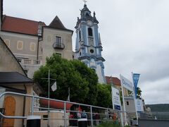 聖堂参事会修道院教会の水色の塔（Kirchturm von Stift Dürnstein ）と船着場
