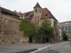 ローマ軍の東壁の遺跡（Reste der Ostmauer des römischen Legionslagers）とアードルフコルビング通り（Adolph-Kolping-Straße）