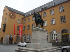 郵便局（Postbank）とルイI世の騎馬像（Reiterstandbilds Ludwig I.）とドーム通り（Domstraße）