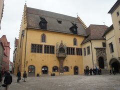 旧市庁舎（Altes Rathaus）(帝国議会博物館)と観光案内所（Regensburg Tourismus GmbH）と穀物市場（Kohlenmarkt）