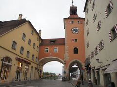 旧塩倉庫（Salzstadel）のお土産屋と橋塔（Brückturm）と石橋（Steinerne Brücke）の渡り口