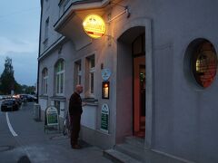 タランティーノ・ピザ屋（Tarantino's Regensburg - Pizza-Bar）とヴェールト通り（Wöhrdstraße）

http://www.tarantinos-regensburg.de/
http://www.kneitinger.de/