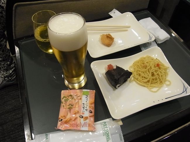 関空からホノルル経由でケアホレ空港（コナ）へ。<br />関空21：15発、ハワイアン航空450便です。<br /><br />関空ではANAのラウンジが使えました。夜遅いので、GW中とはいえ空港内はガラガラ。ラウンジの食べ物は、おにぎりとおいなりさんくらい。機内の食事を楽しみにして、ビールとおつまみをいただきました。
