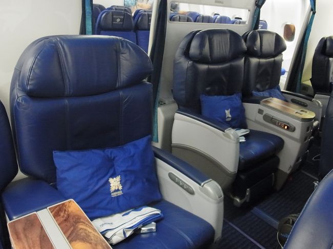 ウワサで、ハワイアンのビジネスはちょっと・・・と聞いていた通り、狭い！そしてリクライニングがフラットにならないので、腰に負担がかかって寝にくい。足も完全には伸ばせないので、だるかったな。同じツアープランでデルタ航空も同値段だったので、次またビジネスに乗る機会があるならデルタにしよう。<br /><br />ふだんビジネスなんか乗れないので、いい勉強になりました（笑）。<br /><br />ひざかけは、ハワイアンキルト柄でかわいかったです♪