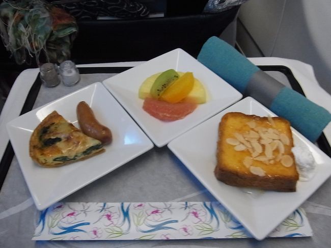 到着前の朝ごはん。<br /><br />そうそう、離陸して何時間か経った頃、何気なく外を見てみると…、そこには満点の星空が！　今まで見たことがないくらいのたくさんの輝く星に、しばしうっとり。何というのか、飛行機に乗っていて変な表現だけど、星空に包まれてる感じがしました！