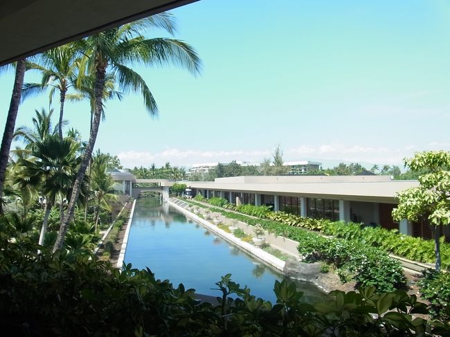 とにかく巨大な敷地面積。パンフレットやガイドブックにあったように、本当にホテル内をボートやトラムで移動します。