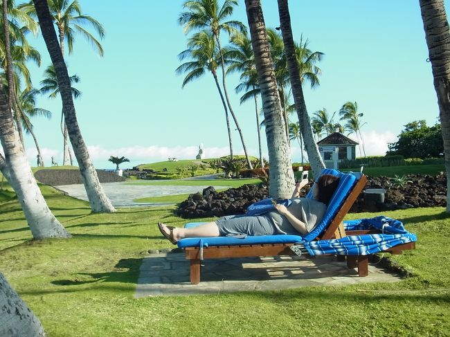 翌朝の写真ですが、ホテル内を散歩。チェアーが置いてあったので、ここでゴロンしてみると・・・。