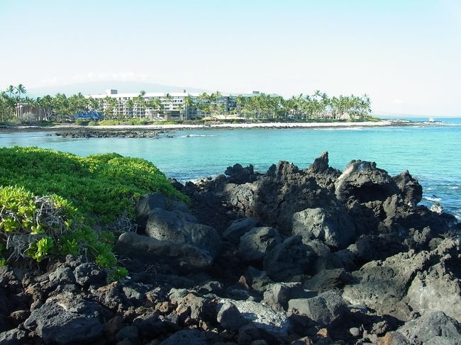 ハワイ島は溶岩の街。空港からホテルまでの道中も、ホテルの中にも溶岩がたくさん。