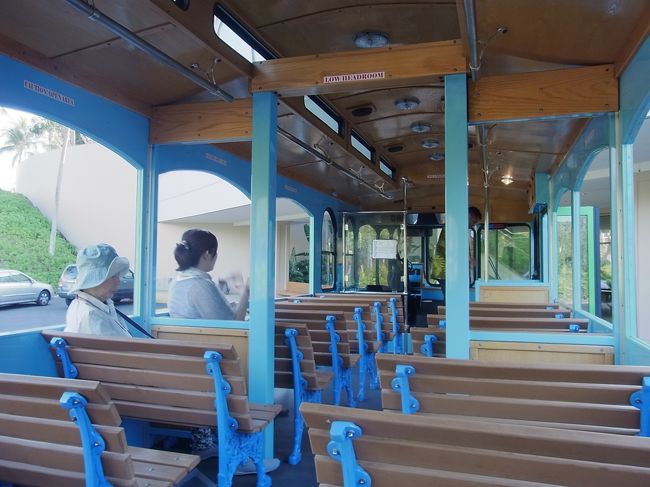 ハワイ島でも、OLI OLIバスが使えます！ ホテルのロビー前から、クイーンズマーケットプレイスへGO〜。